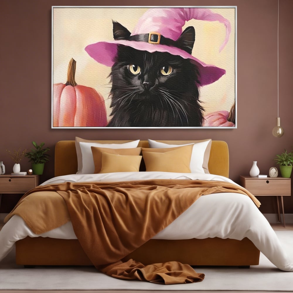 Tablou canvas cu tablou canvas cu pisica neagra si palarie, in rama de aluminiu argintiu, pe perete intr-un dormitor